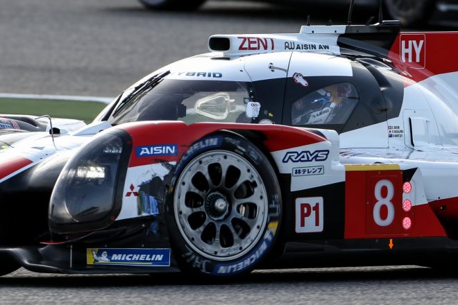 スタート直後のアクシデントの影響で、マシン左フロントにダメージを負った8号車トヨタTS050ハイブリッド