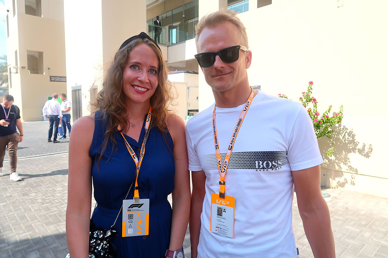 【あなたは何しに？】スーパーGTで活躍するコバライネンがF1アブダビGPに。夫婦仲睦まじい姿を見せる