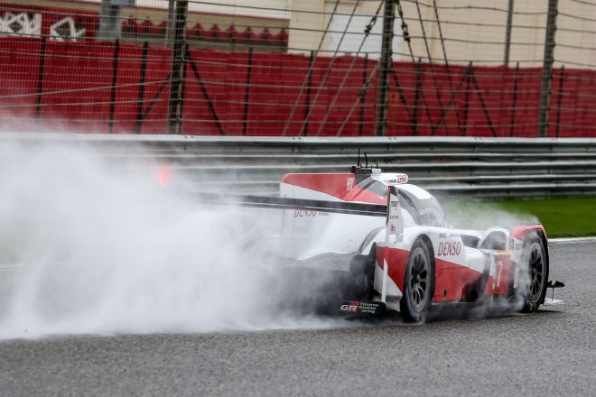 ウエット路面となったバーレーン・インターナショナル・サーキットを走行する7号車トヨタTS050ハイブリッド