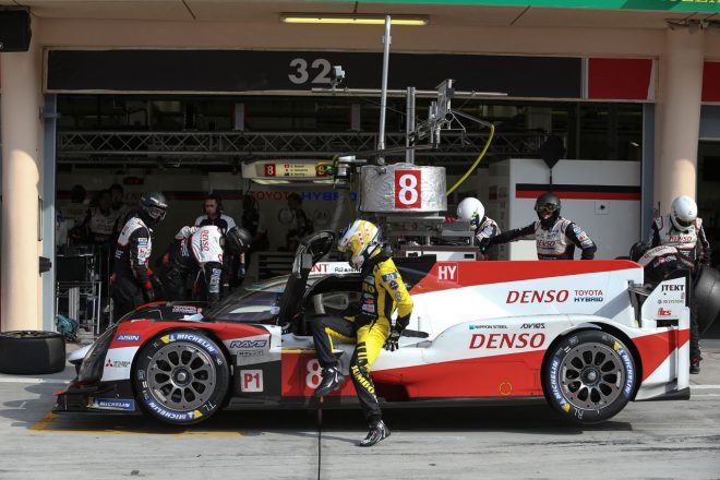 8号車トヨタTS050ハイブリッドに乗り込むニック・デ・フリース