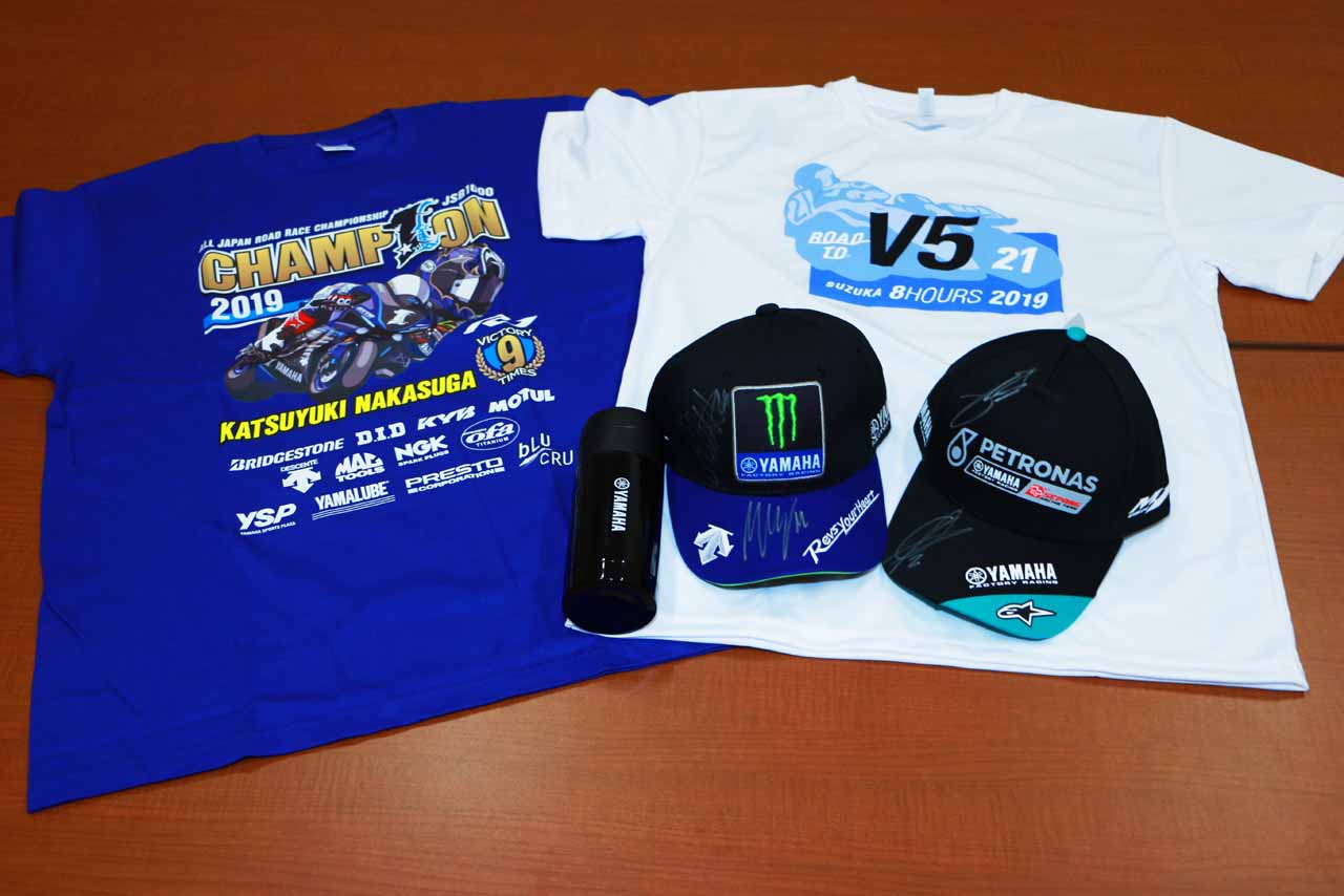 MotoGPライダーのサイン入りキャップと記念Tシャツ、ステンレスサーモボトルと貴重なアイテムばかりのヤマハ