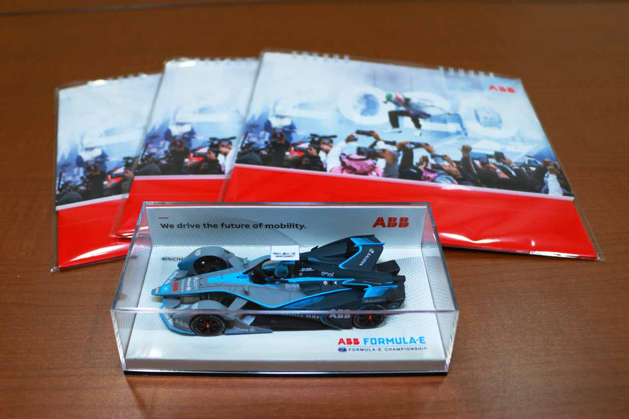 ABBフォーミュラE選手権のミニチャンプス製ミニカーとカレンダー