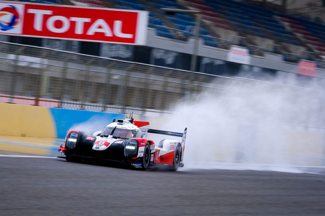 水煙を上げて走行するTOYOTA GAZOO Racingの8号車トヨタTS050ハイブリッド