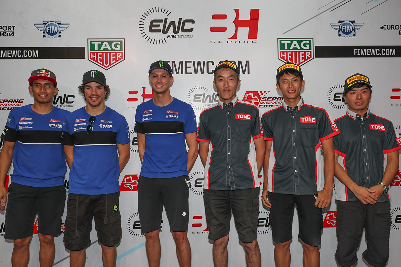 予選でポールを獲得したYamaha Sepang RacingとSSTクラストップのTONE RT SYNCEDGE 4413 BMW