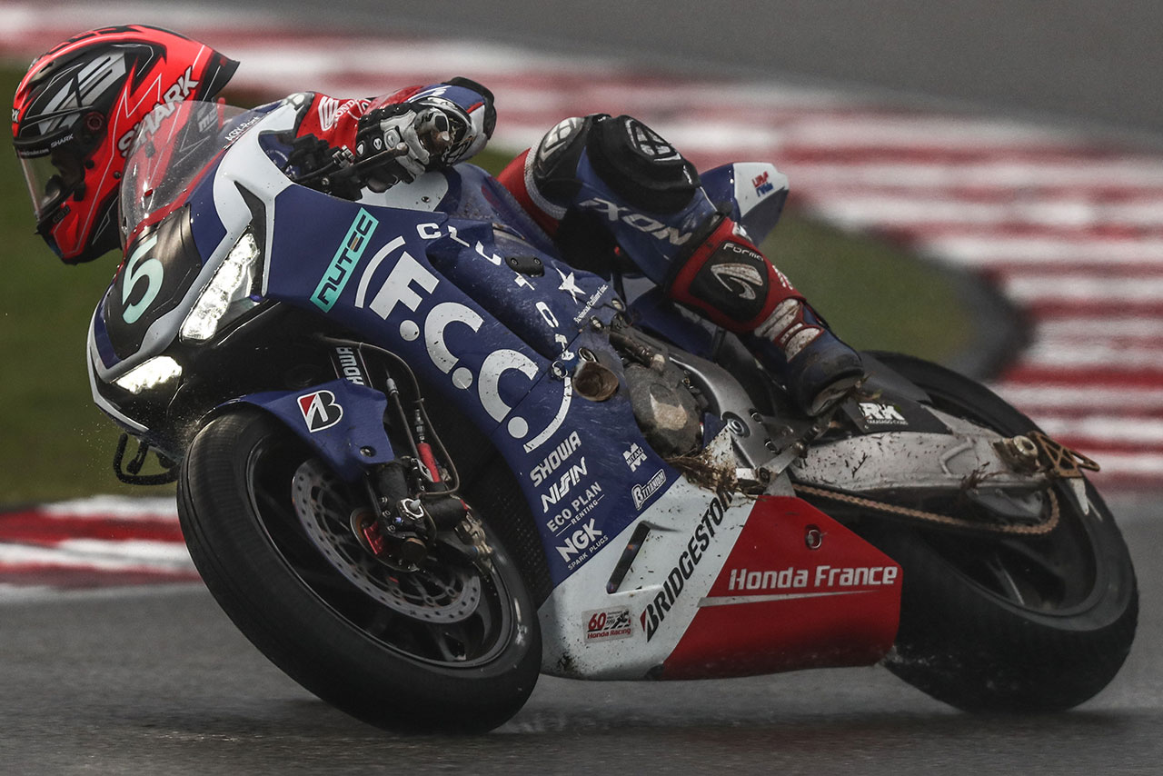 カウルに傷がついたまま再スタートをきったF.C.C. TSR Honda France