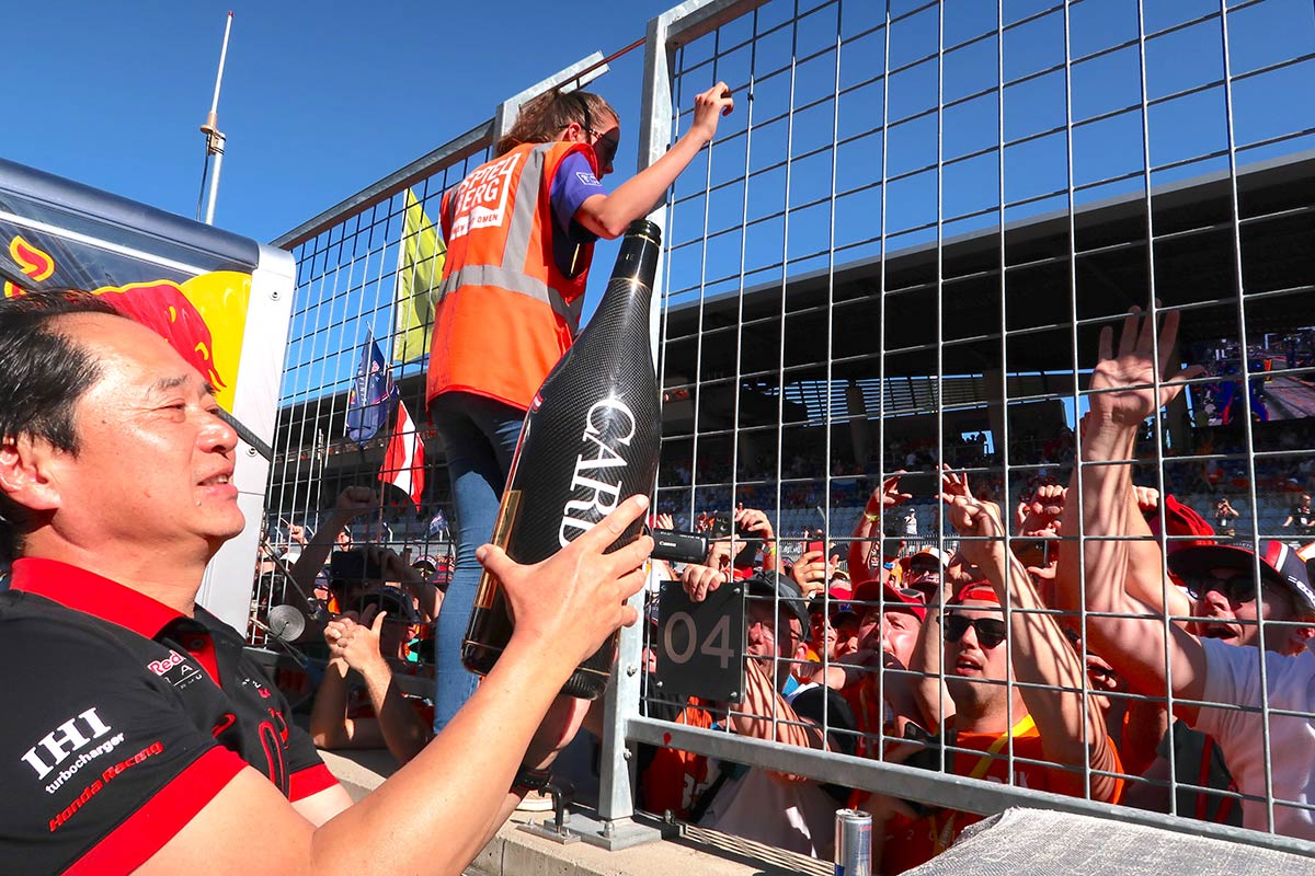 表彰式後もメインストレート上に雪崩れ込んだファンから「ホンダ・コール」が鳴り止まなかったF1オーストリアGP