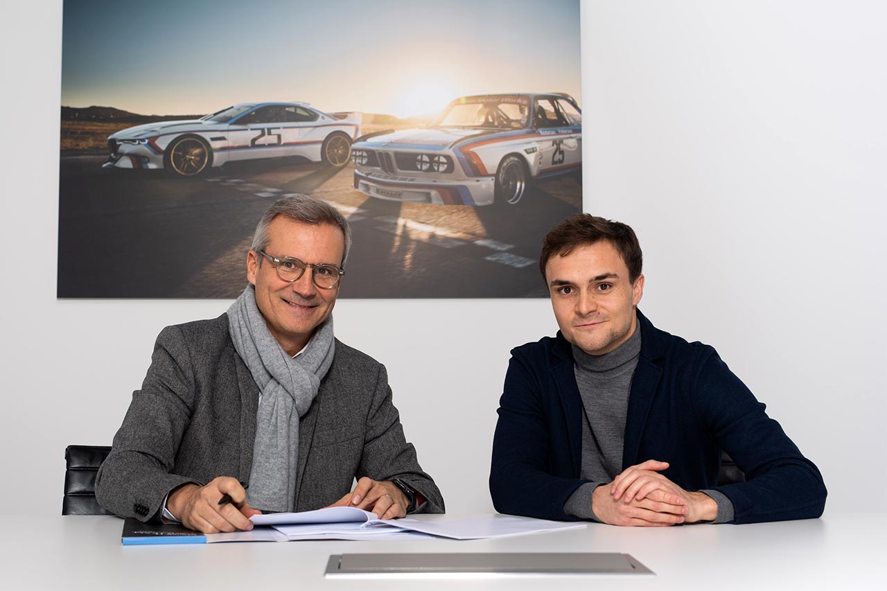 BMWと契約し、イェンス・マルカルト代表と笑顔で写真に収まるルーカス・アウアー