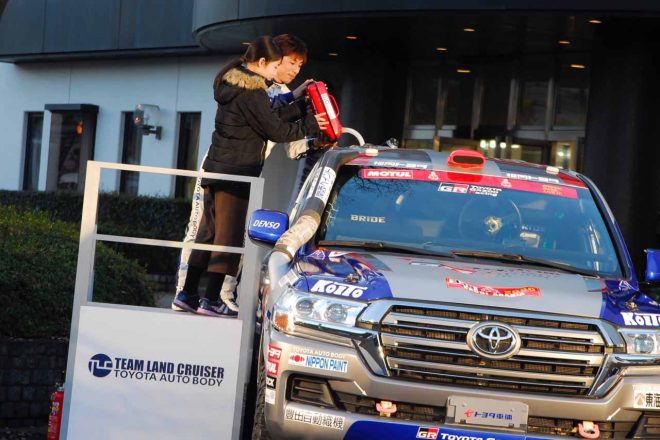 BDFの贈呈式も行われ、サポーターである地元の豊田市立岩倉小学校からの生徒が給油を体験