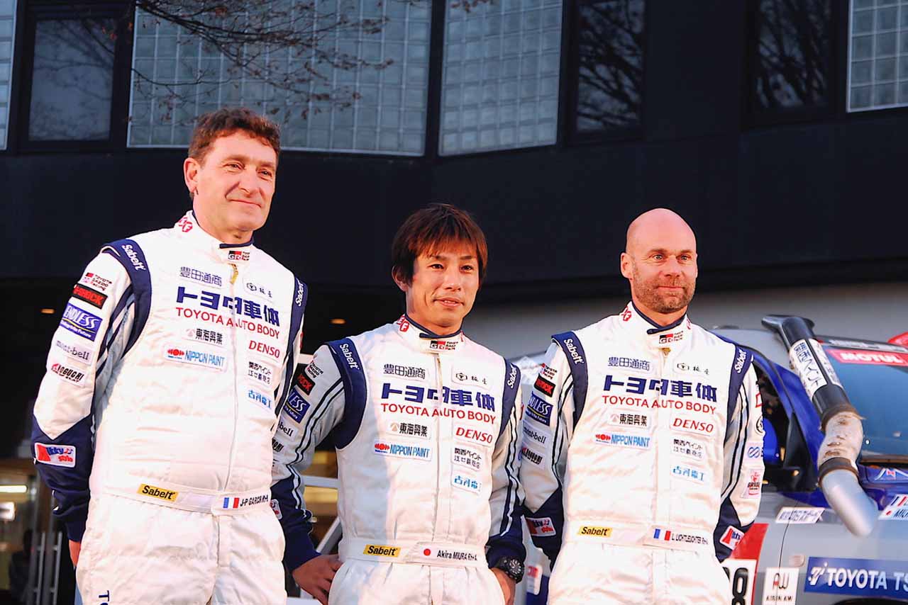 中央が社員ドライバーの三浦昂選手