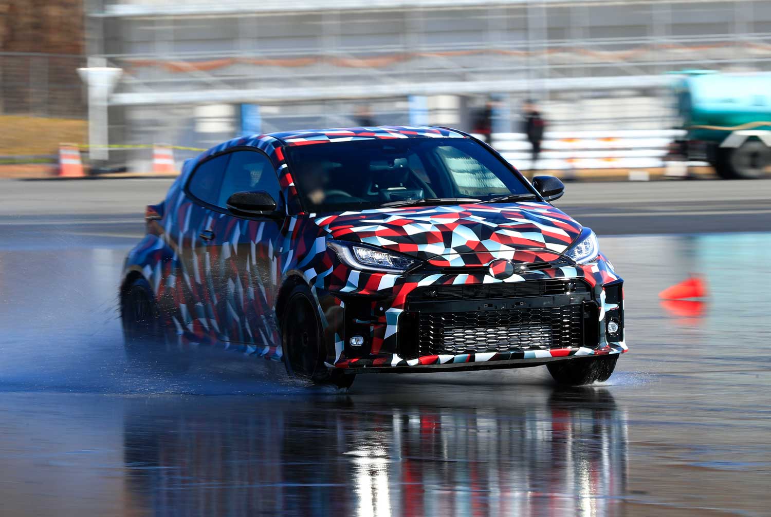 偽装カラーリングされたGRヤリス プロトタイプ。auto sport本誌枠に割り込み5分間だけ試乗させていただきました。ここまでアンダーステアと無縁の4WDはかつてない！