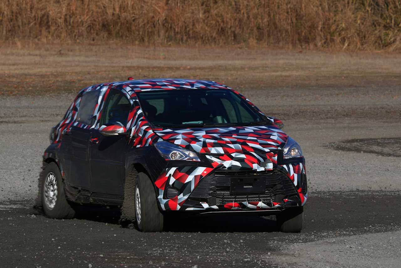 ラリー装備のGRヤリス プロトタイプ(現行ボディの初期プロトタイプ)をグラベルでも試乗。この写真のドライバーと本文執筆のドライバーは関係ございません。しかし不慣れなグラベル上でも乗りやすさと安心感に変化はなかった。