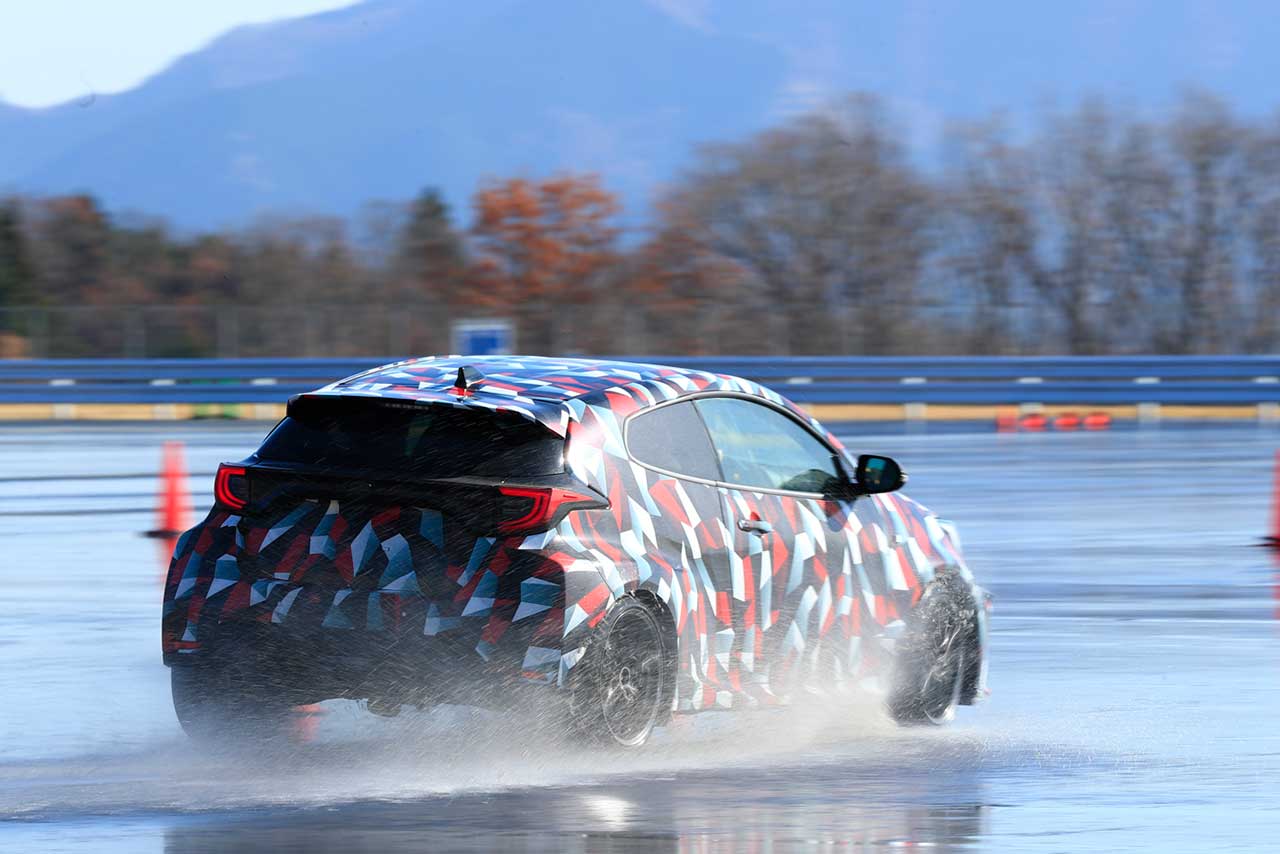 偽装カラーリングされたGRヤリス プロトタイプ。auto sport本誌枠に割り込み5分間だけ試乗させていただきました。ここまでアンダーステアと無縁の4WDはかつてない！