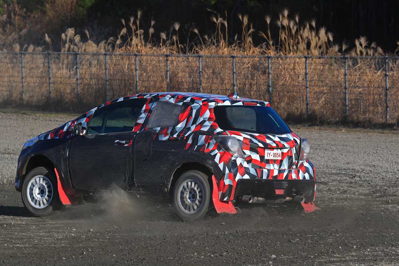 ラリー装備のGRヤリス プロトタイプ(現行ボディの初期プロトタイプ)をグラベルでも試乗。この写真のドライバーと本文執筆のドライバーは関係ございません。しかし不慣れなグラベル上でも乗りやすさと安心感に変化はなかった。