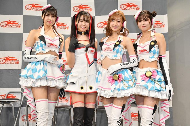『2019年個人スポンサー忘年会』にはレーシングミクサポーターズも集合。荒井つかささんはレーシングミク2020 ver.のコスチュームを着た。