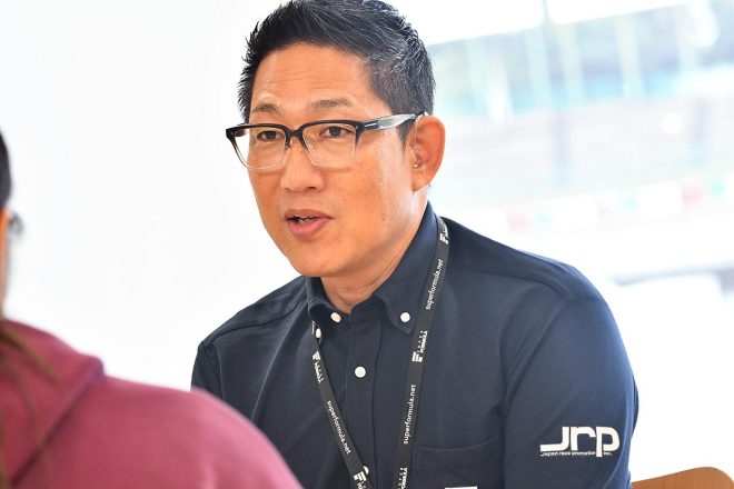 サーキット観戦に不可欠のピエール北川さん。アスリート顔負けの体調管理で実況に臨む【サーキットのお仕事紹介】