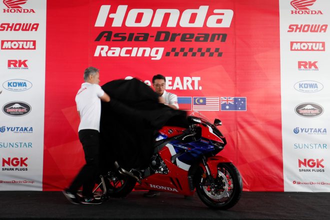 会場でアンベイルされたホンダCBR1000RR-R FIREBLADE