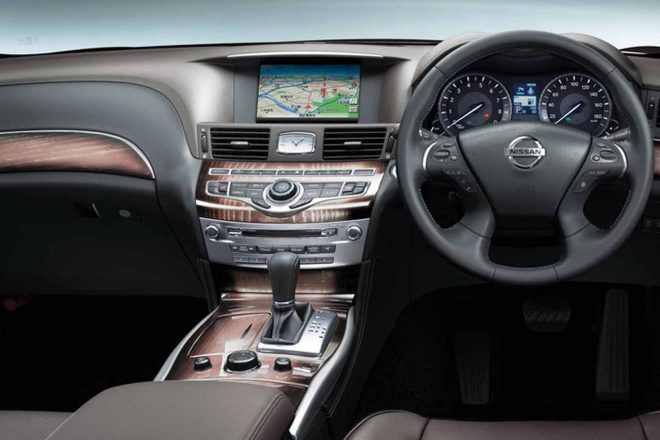 ニッサン・シーマハイブリッド インテリア/ブラウン