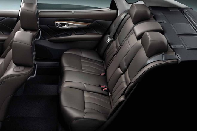 ニッサン・シーマハイブリッド 後席スペース