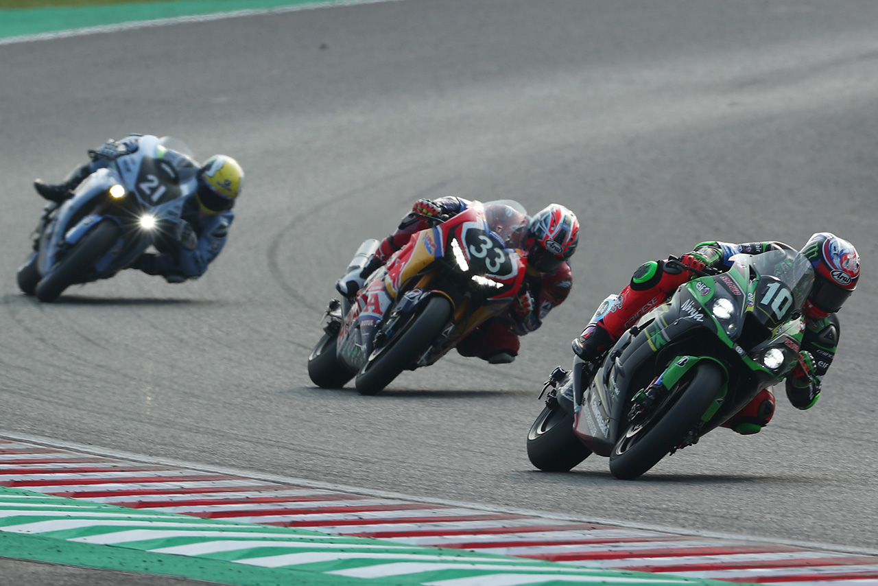 カワサキ、ホンダ、ヤマハが1秒差で2019鈴鹿8耐の5時間が経過