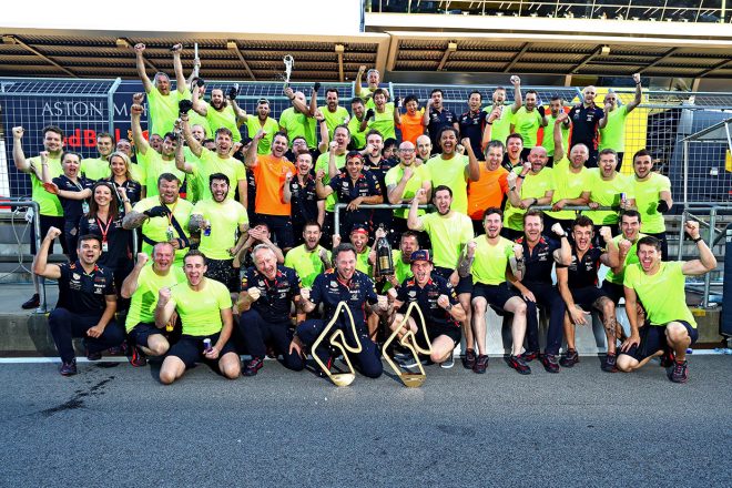 F1第9戦オーストリアGP、レッドブルのレース後記念撮影