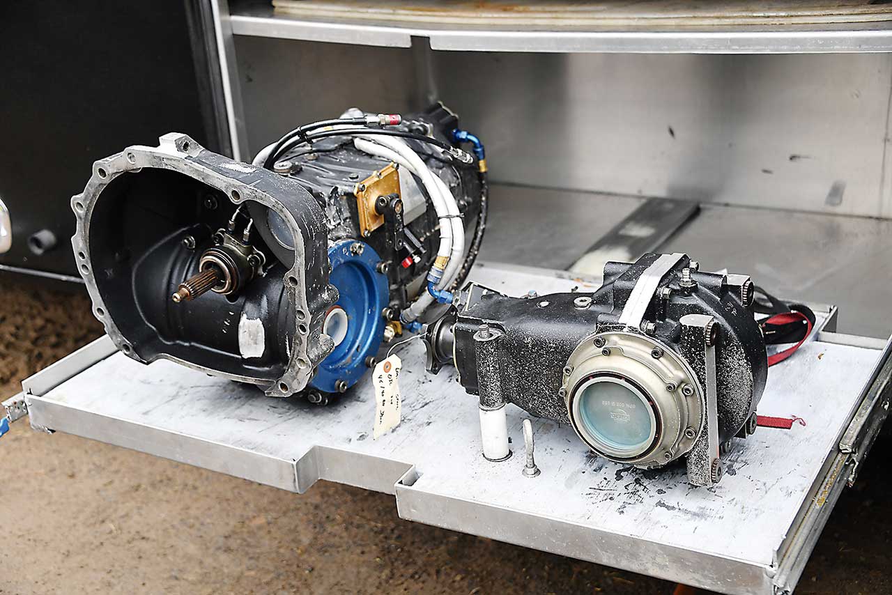 ARAで採用されているサデフ製縦置きギヤボックス（左）。すでにラリー競技におけるパフォーマンスと信頼性は確保されており、WRC復帰となればサデフから駆動系パーツの供給を受けることも考えられる