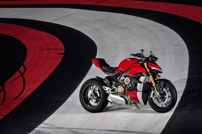 ネイキッドながらウイングも装着されたドゥカティ・ストリートファイターV4 S