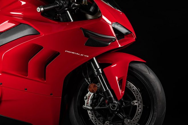 MotoGPマシンのようなウイングが装着されたドゥカティ・パニガーレV4