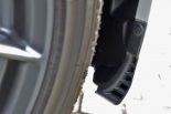 フロントタイヤ付近の裏がには目には見えない空力のパーツが組み込まれている。