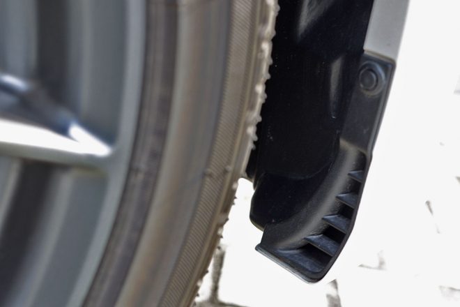 フロントタイヤ付近の裏がには目には見えない空力のパーツが組み込まれている。