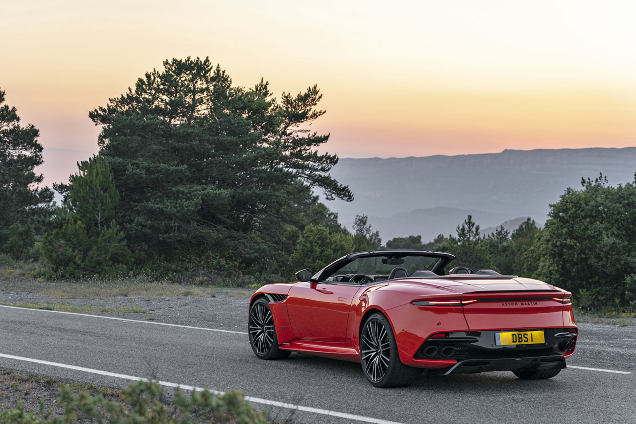 アストンマーティンDBSスーパーレッジェーラ ヴォランテの車両価格は24万7500ポンド（約3520万円）から。