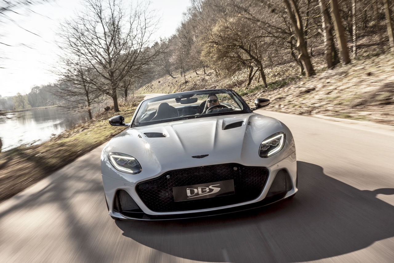 東京オートサロン2020で展示される『アストンマーティンDBSスーパーレッジェーラ ヴォランテ』は、フロントにV12ツインターボエンジンを搭載するオープントップGT