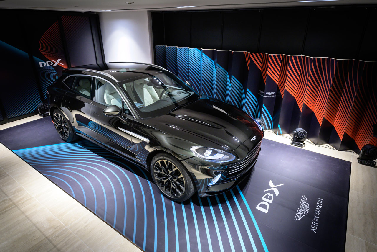 アストンマーティン初のDBXの最高出力は550PS、最大トルクは700Nmで、最速291km／hをマークする。