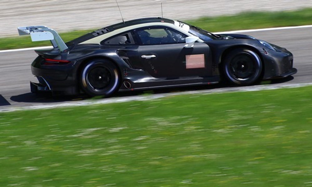 2019年型ポルシェ911 RSRのテストを捉えた1枚