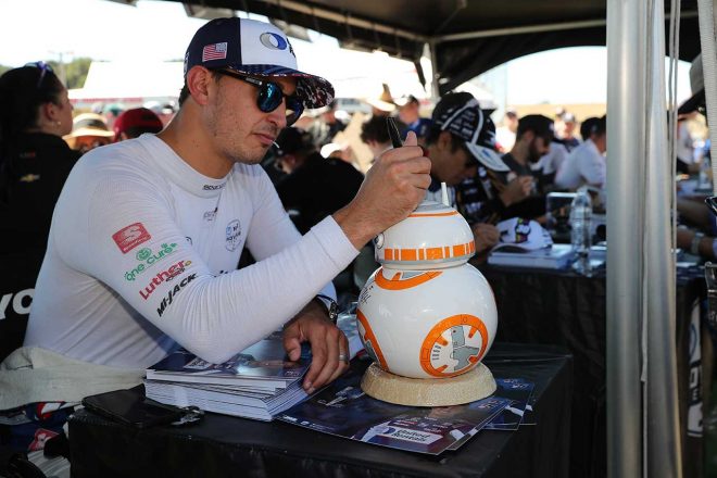 インディ最終戦ラグナセカでスター・ウォーズの人気キャラクター『BB-8』にサインするグラハム・レイホール