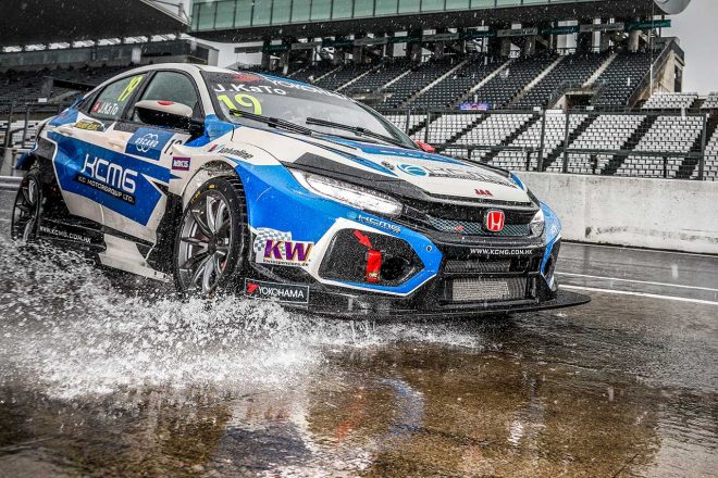 WTCR鈴鹿を戦ったKCMGのホンダ・シビック・タイプR TCR。マシンが巻き上げる水しぶきが印象的