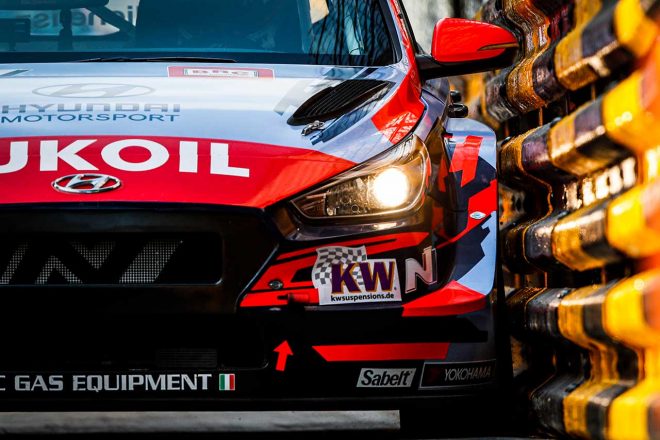 WTCRマカオでノルベルト・ミケリスがドライブしたヒュンダイi30 N TCR。ガードレールすれすれのライン取り