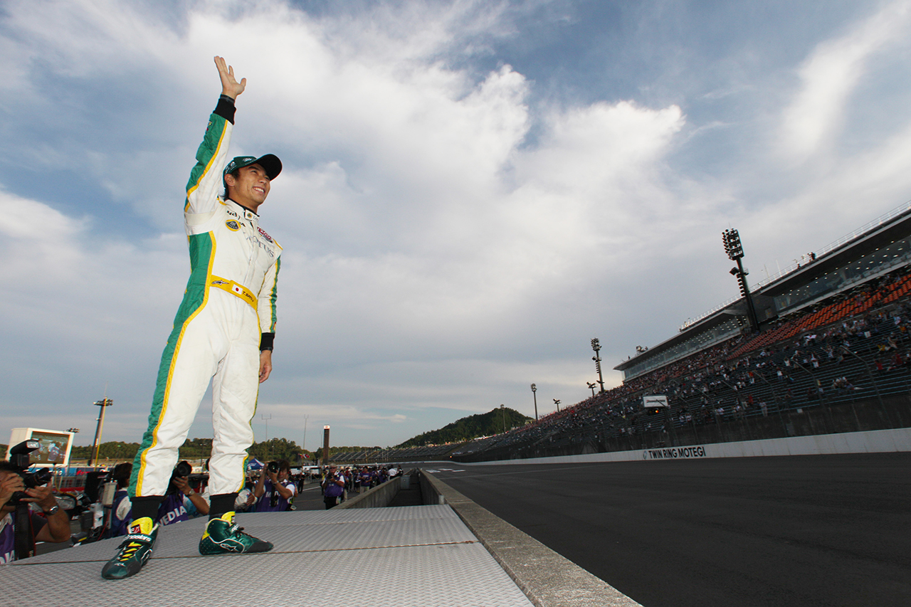 2010年インディジャパンに集まった観客に応える佐藤琢磨