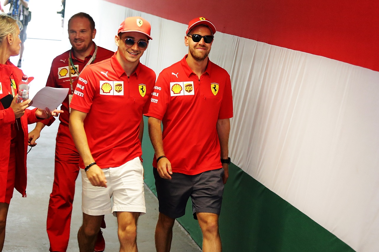 フェラーリのセバスチャン・ベッテルとシャルル・ルクレール