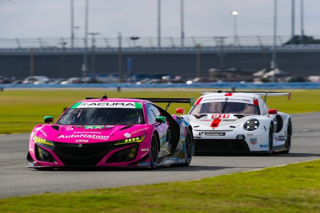 86号車アキュラNSX GT3 Evoと911号車ポルシェ911 RSR