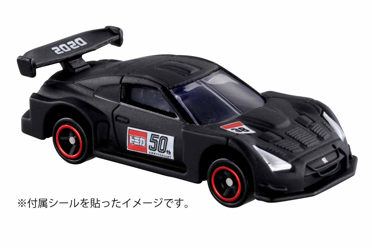 トミカ50周年ステッカーを貼ったイメージ