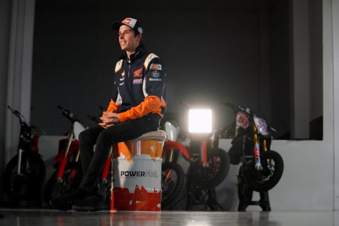 レプソル・ホンダ・チームのウェアを初めて着用したアレックス・マルケス