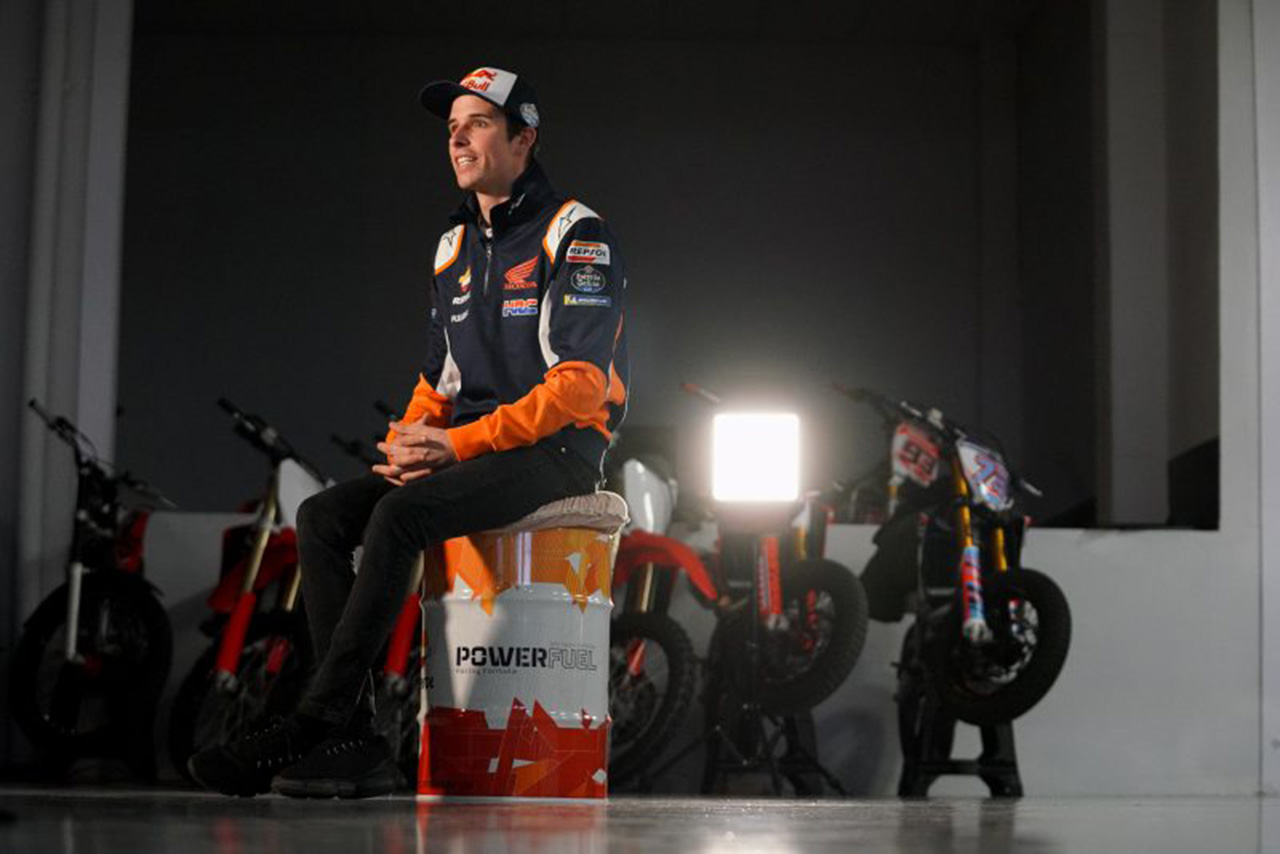 レプソル・ホンダ・チームのウェアを初めて着用したアレックス・マルケス