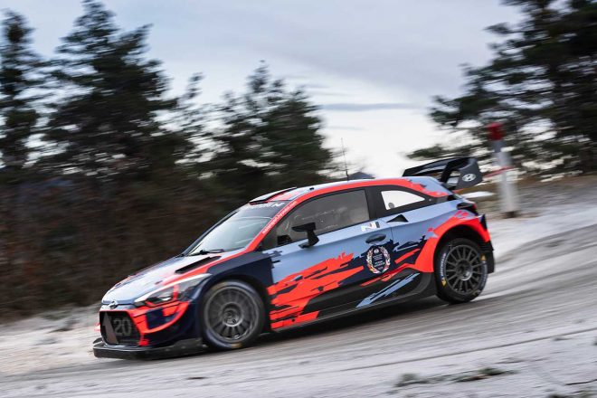 オット・タナクがテストでドライブしたヒュンダイi20クーペWRC。マシンには2019年チームチャンピオンを表すステッカーも