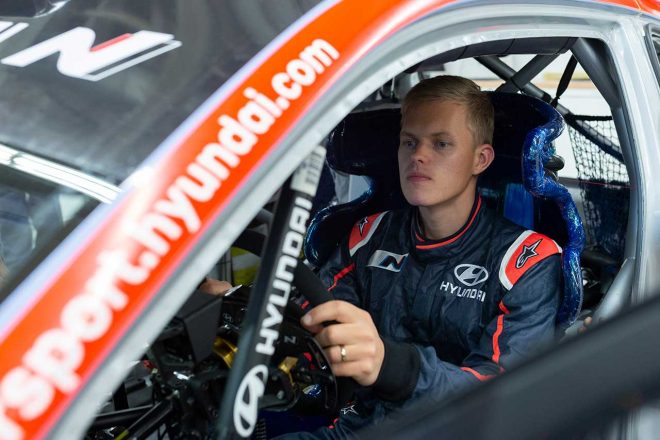 ドイツにあるヒュンダイのファクトリーを訪れ、シート合わせを行ったオット・タナク