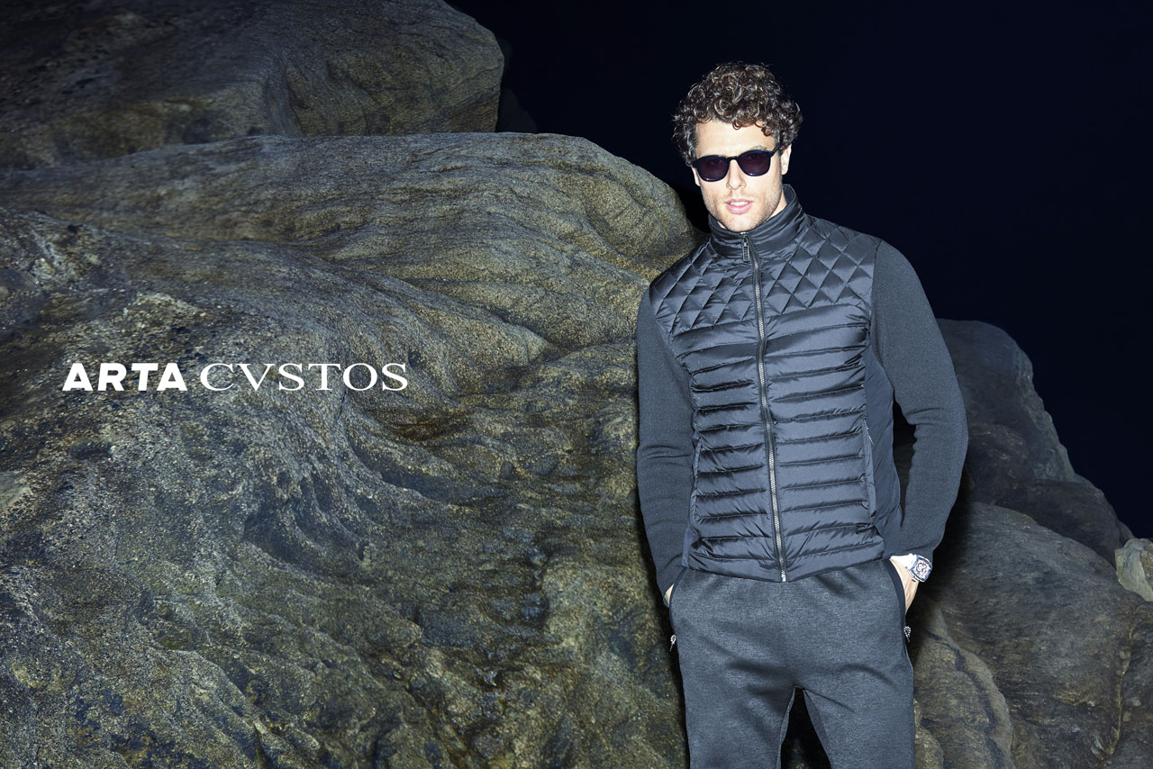 暖かさを保つ機能性と、体に沿うラインがシャープな立体感を醸し出すデザインを兼ね備えた『ARTA CVSTOS』のダウンベスト。