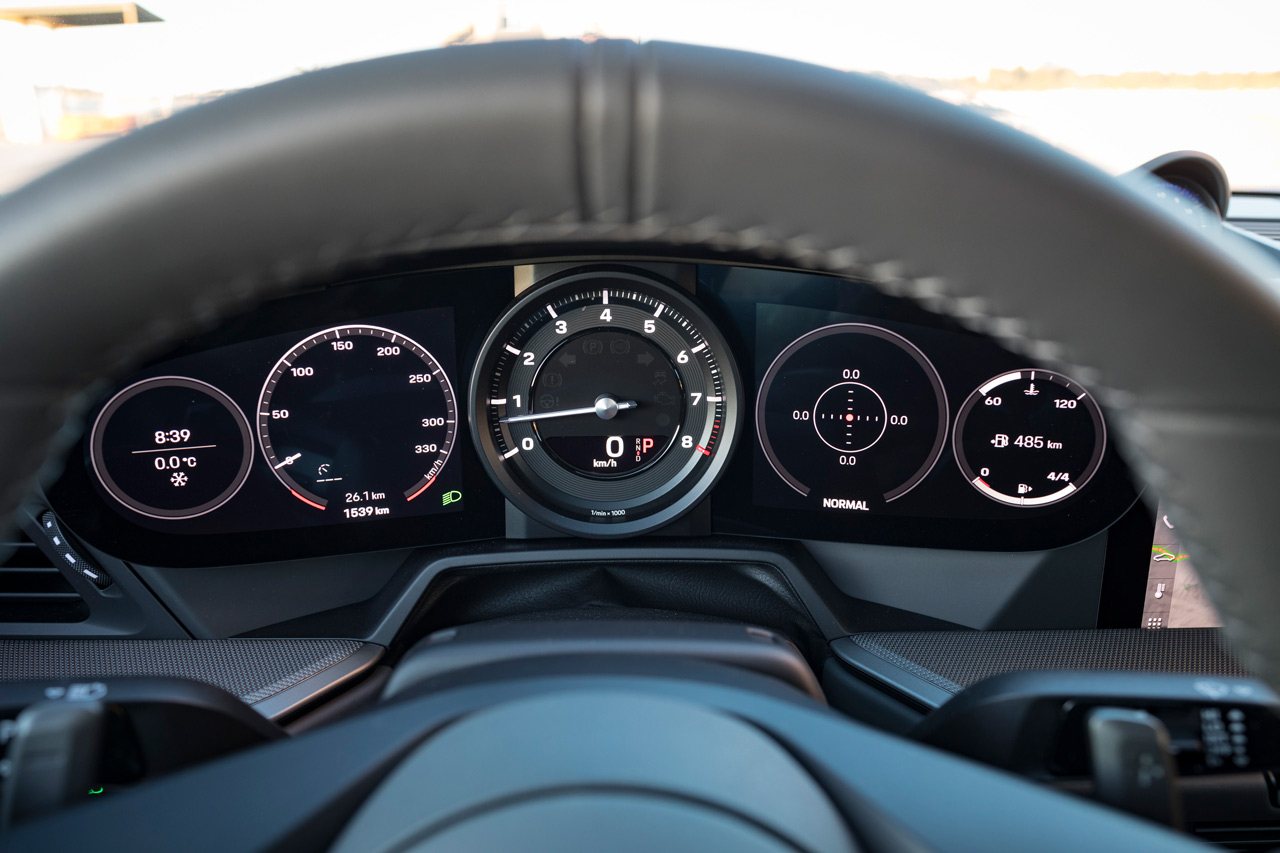 デジタル化された911カレラ4Sのメーター