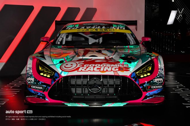 東京オートサロンでお披露目された2020年モデルのグッドスマイル 初音ミク AMG。ストロボを焚くとラインが光る。