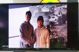 ビデオメッセージで挨拶をし、握手を交わした加藤寛規と柳田真孝