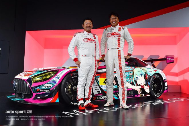 東京オートサロンでお披露目された2020年モデルのグッドスマイル 初音ミク AMGと谷口信輝、片岡龍也