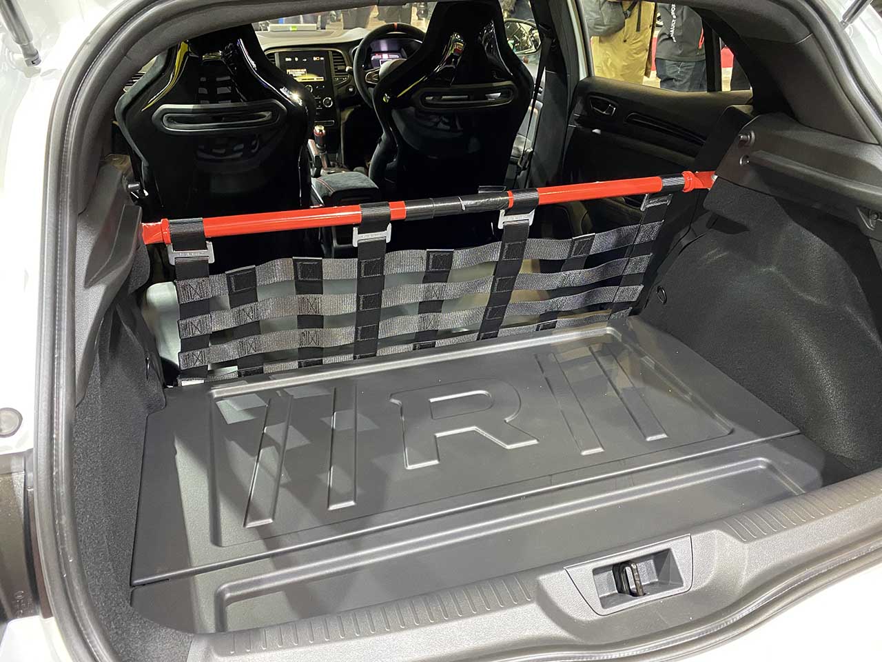 メガーヌ ルノー・スポールトロフィーR "カーボン・セラミックパック”のラゲッジルーム